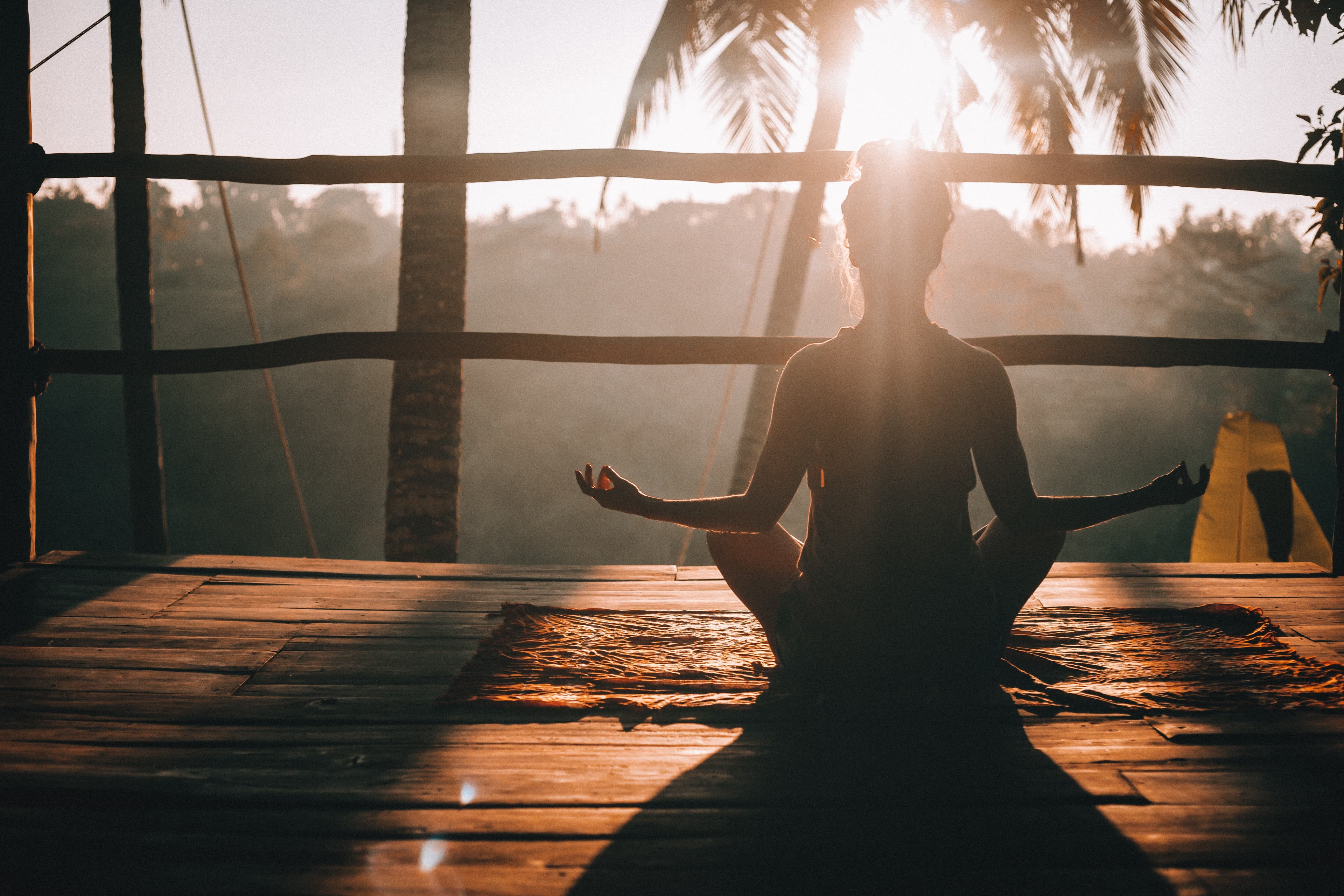 femme faisant du yoga